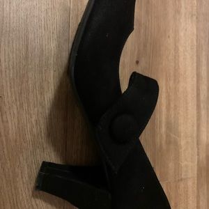 Black pumps
